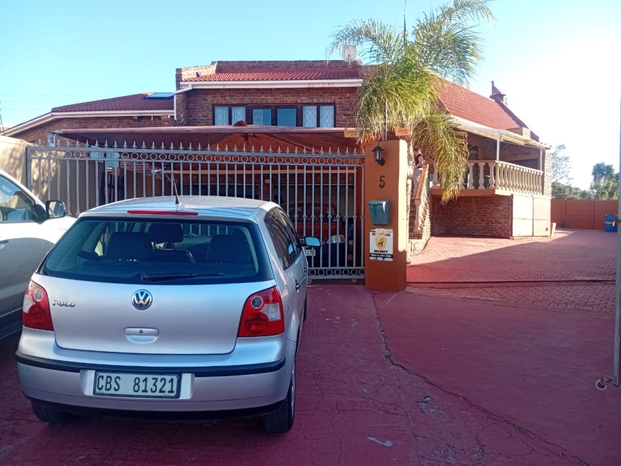 6 Bedroom Property for Sale in Heiderand Western Cape
